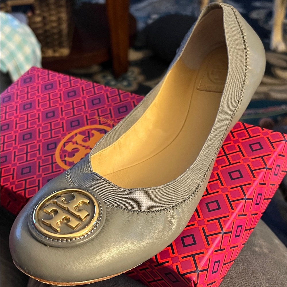 Authentic Tory Burch Gray Leather Logo Ballet Flat with Gold Emblem.